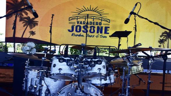 Escenenario listo para el festival Josone