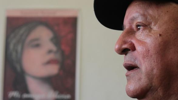 Nelson Domínguez junto a obra dedicada a Alicia Alonso 