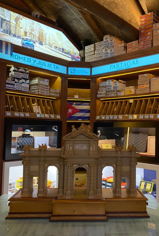 Exhiben en Madrid humidor inspirado en la Puerta de Alcalá