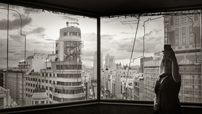 Schweppes homenajea los 50 años de su luminoso en Gran Vía a través de una exposición fotográfica