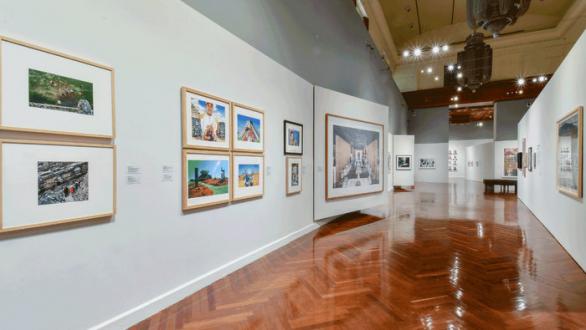 Vista de la exposición “Mexichrome. Fotografía y color en México”