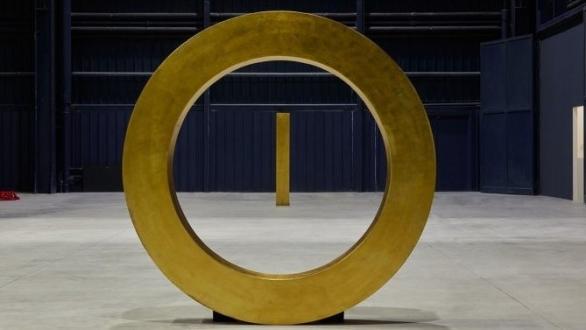 James Lee Byars, The Door of Innocence, 1986-1989 (foreground) and The Figure Question is the Room, 1986 (background). View of the exhibition in Pirelli HangarBicocca, Milán, 2023. Courtesy of Pirelli HangarBicocca, Milán. Photograph: Agostino Osio