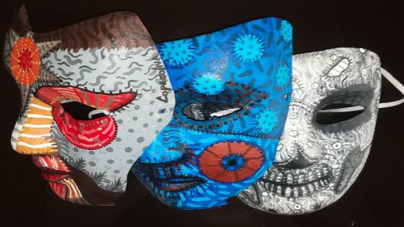 Máscaras para usar o coleccionar, acrílico sobre pulpa de papel. Cortesía del artista