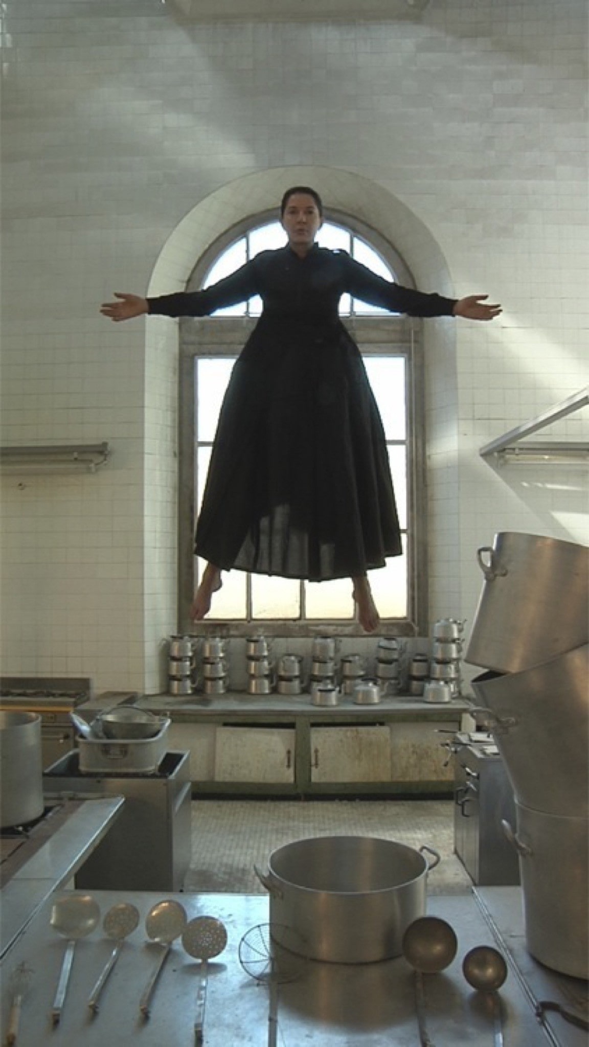 Marina-Abramovic_TheKitchen_Levitation_Bernal-Espacio-min