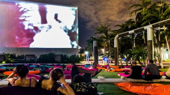 Personas viendo Film