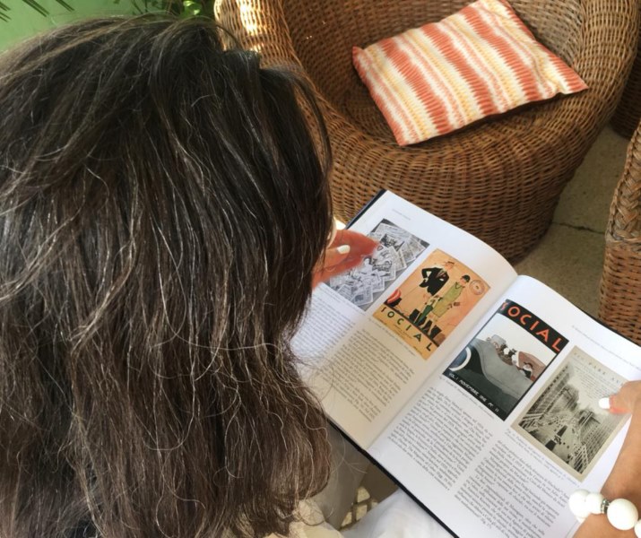 Libro Art Decó en La Habana en manos de su autora Alessandra Anselmi