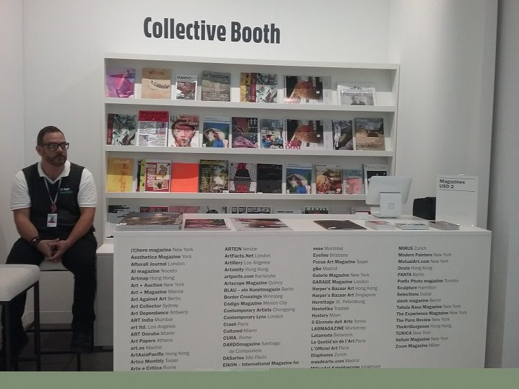 Stand colectivo de revistas en ArtBAsel Miami donde está Arte por Excelencias 