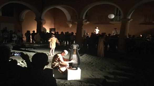 Momentos del performance de la expo de Adonis Ferro. DES-CONCIERTO 9 · El Banquete