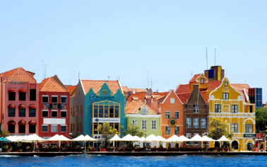 Fachadas históricas de colores en el barrio de Handelskade, en Willemstad, capital de Curazao y Patrimonio Mundial de la UNESCO