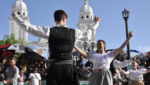 Parejas bailando en la Fiesta del Fuego 