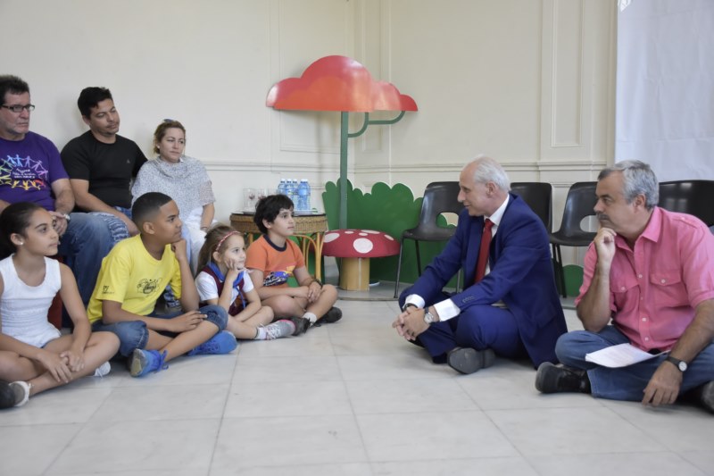 Exchange of the President of the Excelencias Group with the children of La Colmenita