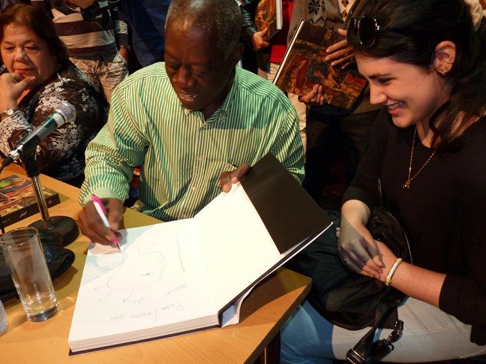 Choco dedicates a copy to the translator of the catalog Laura Maria Coelho Riesco