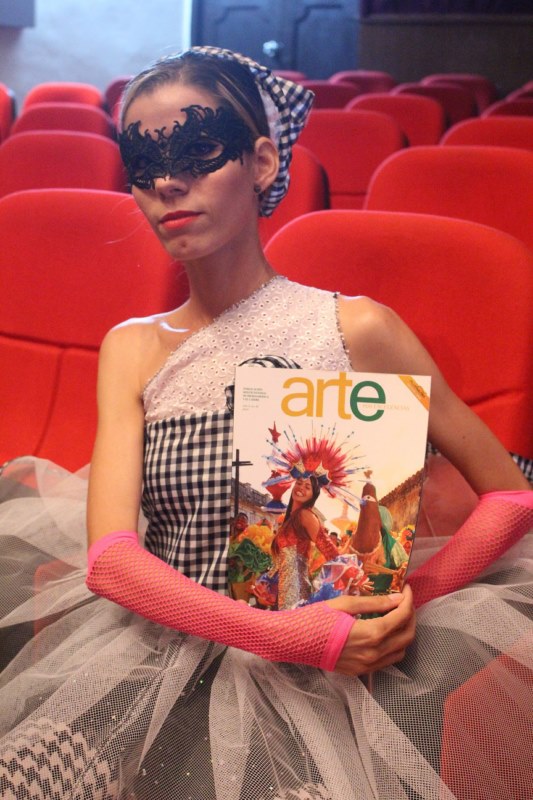 presentación de arte por Excelencias 46 en el Teatro Eddy Suñol de Holguín 