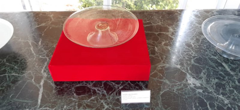 recorrido por la muestra Vidrio español en La Habana. S. XVI-XIX