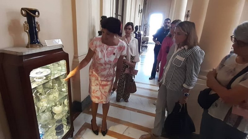 recorrido por la muestra Vidrio español en La Habana. S. XVI-XIX