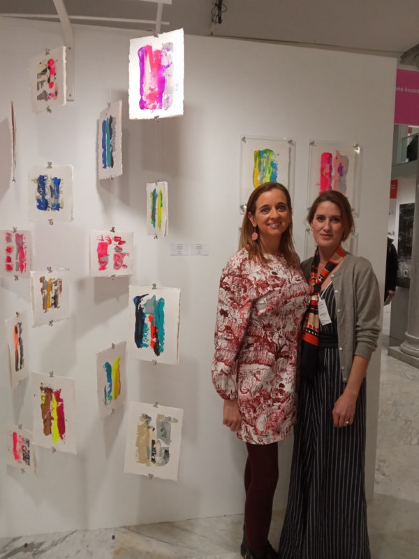 Luca Vecino junto a la dueña de la galería Zona incontrolable