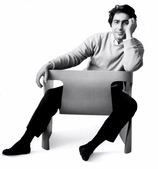 Alberto Churba en su sillón Cinta. Alberto Churba en su sillón Cinta
