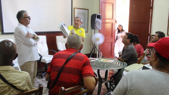 Personas reunidas- presentación revista Arte por Excelencias 