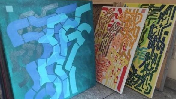 Obras de la muestra "Laberintos Urbanos" de Arturo Wong Longchong durante el proceso de montaje 