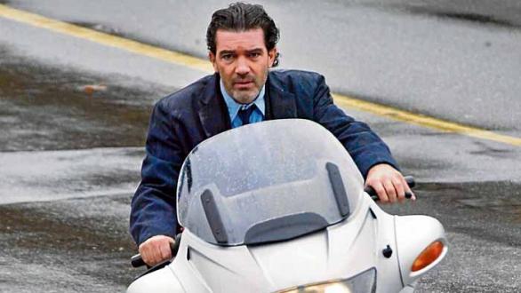 Antonio Banderas en moto rumbo al trabajo