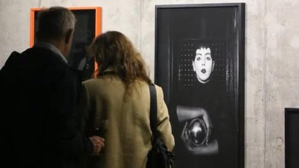 personas admiran obra de artes plásticas en el MACBA 