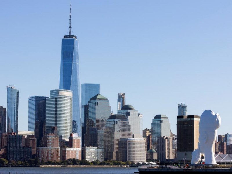 la-escultura-water-soul-de-jaume-plensa-con-nueva-york-como-telon-de-fondo. Justin Lane/Efe