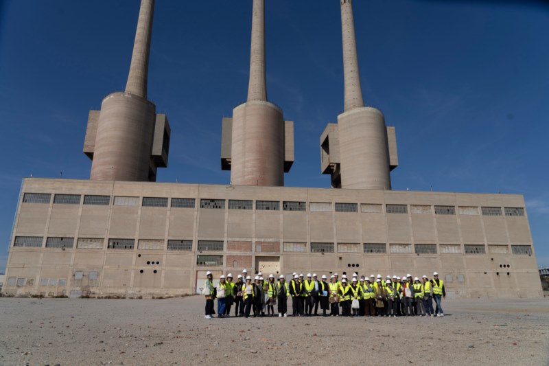 Manifesta Barcelona. Las tres chimeneas. Delante los periodistas internacionales que cubren la información