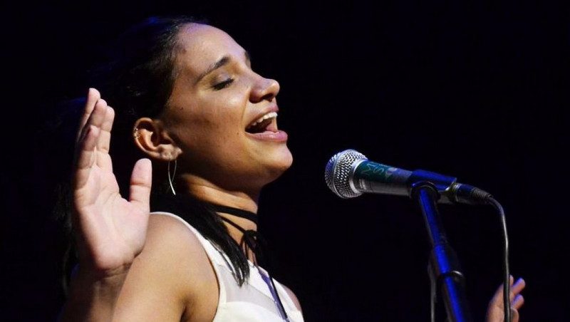 Annie Garcés: "Para mí lo más cómodo es cantar un tema de la trova tradicional"