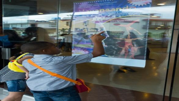 Niños a la entrada del teatro 