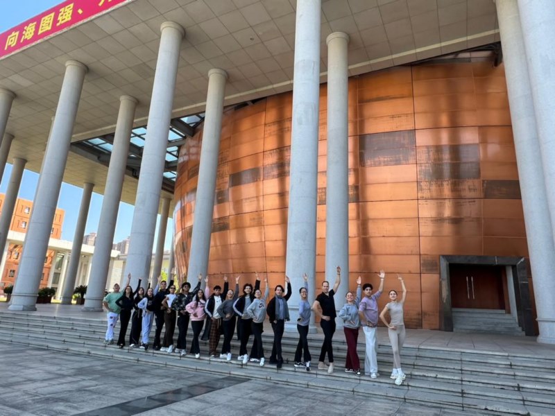 El BEC ante el monumental Teatro del Centro de Arte y Cultura de Yulin, en Guangxi 