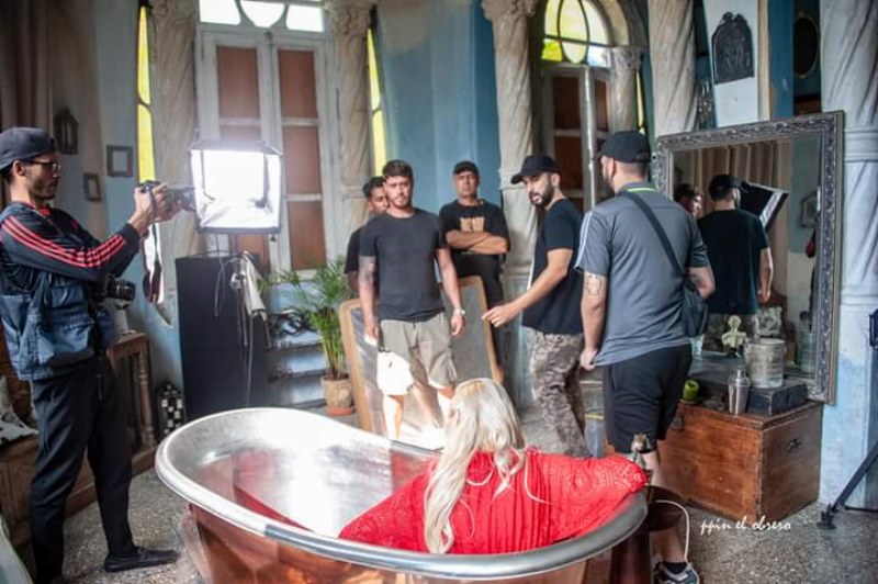 Jose Rojas con su equipo de trabajo en plena filmación