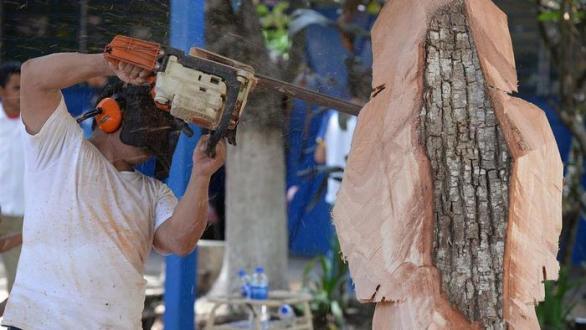 El salvador esculturas en piedra y madera 