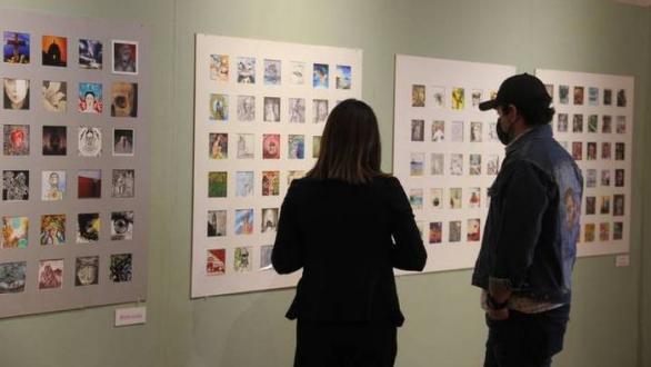 personas ante exposición de artes visuales. Foto Secretaría de Cultura 
