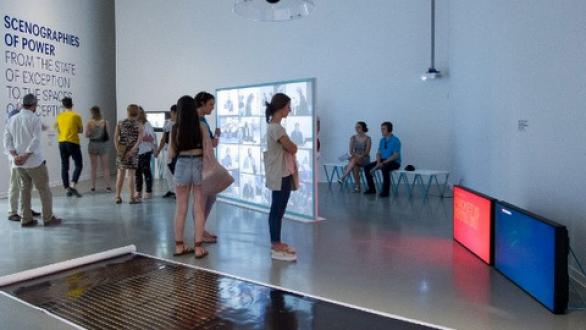 “Scenographies of power: la materialización diseñada de los estados de excepción” Comisariada por Maite Borjabad López-Pastor 