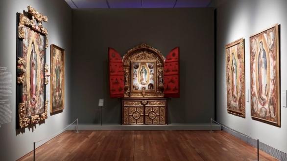 Sala de la exposición 'Tan lejos, tan cerca. Guadalupe de México en España'. Al fondo, 'Retablo de la Virgen de Guadalupe', atribuido a Antonio Arellano (1638-1714) (pintor). Francisco José Guerrero (h. 1674-1773) (retablista).