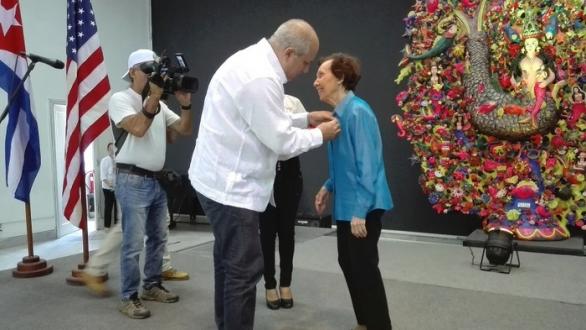 Entrega de la Medalla Haydee Santamaría a Estela Bravo de manos de Alpidio Alonso 