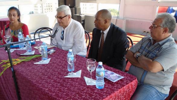 Personas en conferencia de prensa por evento dedicado a César Portillo de la Luz