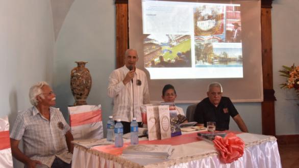 personas sentadas- presentación revista excelencias