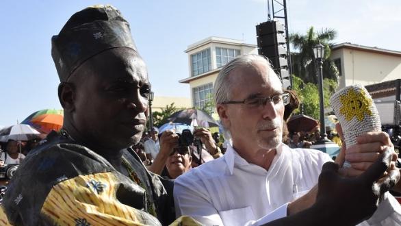 Entrega al Embajador de Uruguay en Cuba de la Mpaka