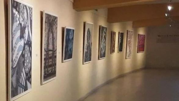 vista de la muestra “Por el ojo del telón” de Manuel López Oliva