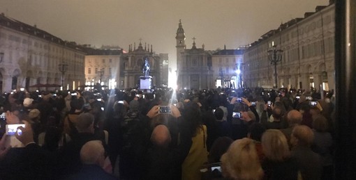 "Miracola", obra de Roberto Cuoghi en la piazza San Carlo