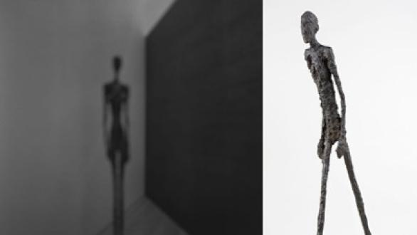 Hiroshi Sugimoto, Past Presence 070, Tall Figure III, Alberto Giacometti, 2016, Fondation Giacometti © Hiroshi Sugimoto, 2024 © Succession Alberto Giacometti / Adagp, Paris 2024 Alberto Giacometti, Homme qui marche I, 1960, Fondation Giacometti © Succession Alberto Giacometti / Adagp, Paris 2024