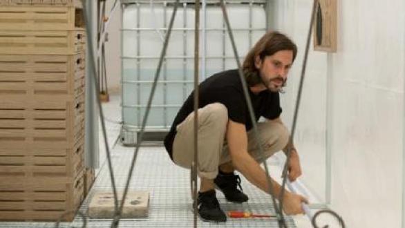 Artista prepara obra de artes plásticas