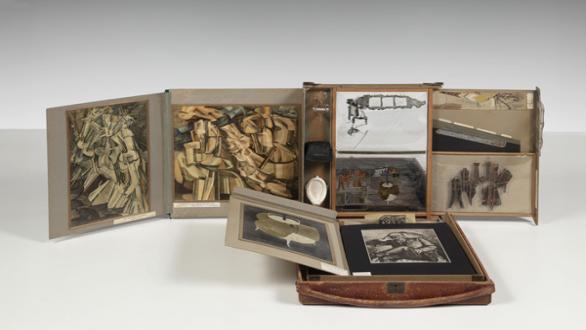 de ou par Marcel Duchamp ou Rrose Sélavy (Boîte-en-valise) (from or by Marcel Duchamp or Rrose Sélavy [Box in a Valise]), 1935–41 Deluxe edition I of XX Peggy Guggenheim Collection, Venice (Solomon R. Guggenheim Foundation, New York) © Association Marcel Duchamp, by SIAE 2023