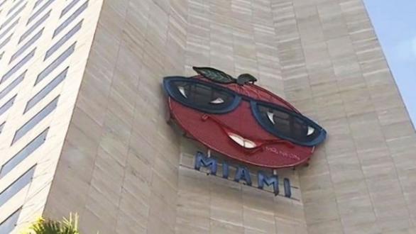La-Gran-Naranja en fachada del hotel Intercontinental de Miami