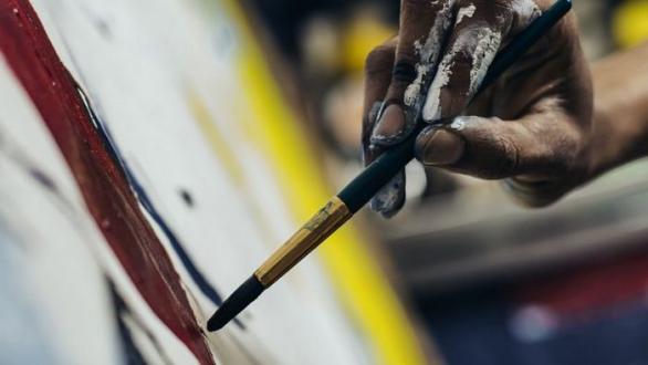 pintor ante un lienzo 