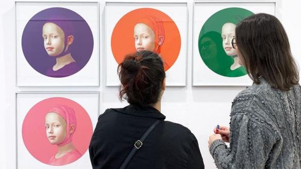 personas observando cuadros en Drawing Room