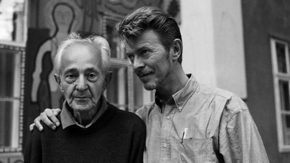 David Bowie and Oswald Tschirtner in Gugging's garden 8 September 1994 © Christine de Grancy. Courtesy Galerie Crone Berlin Wien
