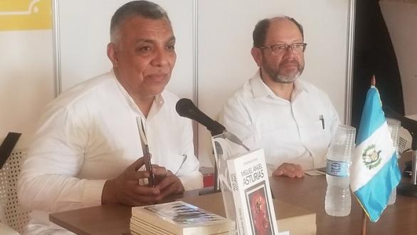 Sostiene el libro el escritor Walter Morán Guerra y a su lado el embajador de Guatemala en Cuba, Héctor Iván Espinoza Farfán