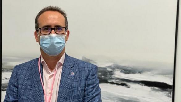 Rodrigo Juarranz junto a una obra de arte en Estampa 2021